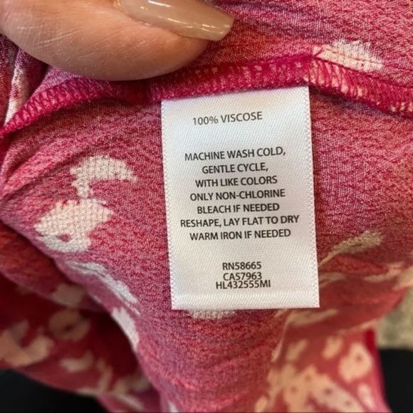 Chelsea28 Floral Print Flattering Twist Front V-Neck Lightweight Sleeveless Top - Picture 7 of 8